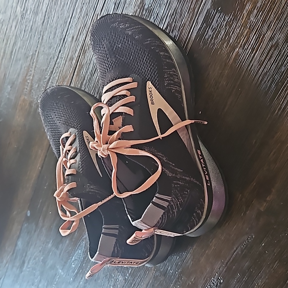 Womans Brooks Levitate shoes